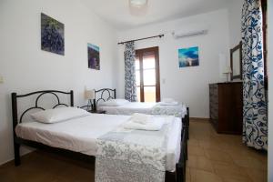Un pat sau paturi într-o cameră la Yiouli Holiday Home