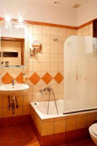 Koupelna v ubytování Hotel Kynaitha + 37 fotografií