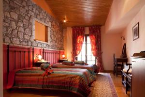 Ένα ή περισσότερα κρεβάτια σε δωμάτιο στο Ξενοδοχείο Κύναιθα