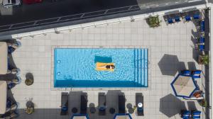 uma vista superior de uma piscina num navio em NOPSI Hotel New Orleans em Nova Orleães