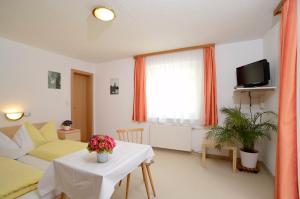 Televízia a/alebo spoločenská miestnosť v ubytovaní Haus Gamsblick + 18 fotografií