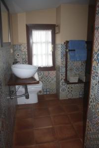 a bathroom with a sink and a toilet at Casa Lao I in El Pito