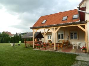 une maison avec une terrasse et un kiosque dans l'établissement Villa Maria, à Egerszalók