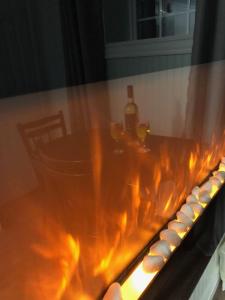 - une cuisinière avec un groupe de plats dans l'établissement By The Sea Tourist Home, à Bonavista