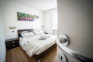 ein kleines Schlafzimmer mit einem Bett in einem Zimmer in der Unterkunft Appartamento Alba in Dimaro