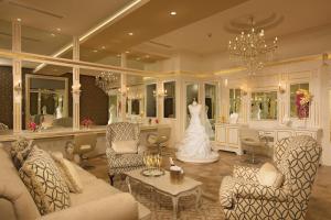 Um vestido de noiva está pendurado numa sala de estar. em Secrets Vallarta Bay Resort & SPA - Adults Only em Puerto Vallarta