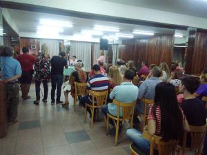 a group of people sitting in a room at HOTEL CONTINENTAL COSQUIN in Cosquín
