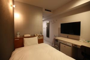 Una televisión o centro de entretenimiento en Excel Inn Nagoya Atsuta