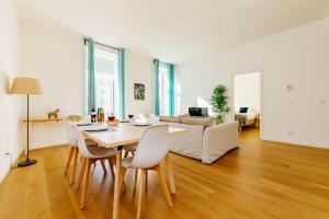 Et opholdsområde på The Savoy Truffle A Chic Retreat with the Best View