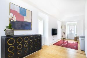 een woonkamer met een groot schilderij aan de muur bij Velvet Dream Apartment in Lissabon