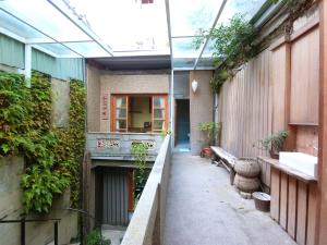 an empty hallway with a building with plants at 想起天井老宅民宿Thinking Homestay in Tainan