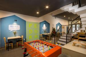 una stanza con tavolo da ping pong al centro di Fedora Hostel a Da Nang