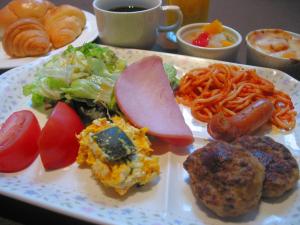 un piatto di alimenti con una varietà di alimenti su cui è presente; di Hotel Kizankan a Tokyo