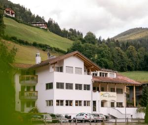 Nespecifikovaný výhled na hory nebo výhled na hory při pohledu z hotelu