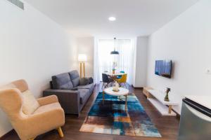 a living room with a couch and a table at Precioso Apartamento Cerca de Plaza España in Valencia