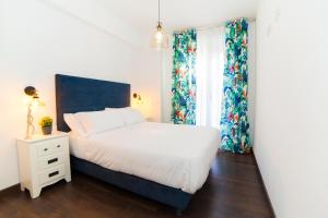 a bedroom with a white bed and a window at Precioso Apartamento Cerca de Plaza España in Valencia