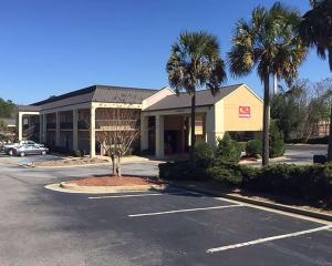 un estacionamiento frente a una tienda en Econo Lodge en Cordele