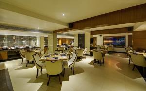 Restaurace v ubytování Ramee Guestline Hotel Juhu