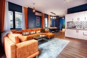 Nisantasi Residence في إسطنبول: غرفة معيشة مع أريكة وطاولة