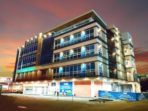 伊洛伊洛Figtree Hotel的一座侧面有灯的大楼