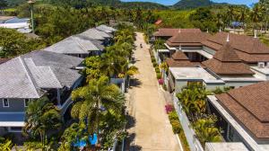 einen Blick über eine Reihe von Häusern mit Palmen in der Unterkunft Baan Santhiya Private Pool Villas - FREE Tuk-Tuk Service to the Beach! in Ao Nang Beach