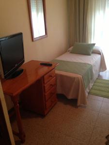 A bed or beds in a room at Hotel Venta del Pobre