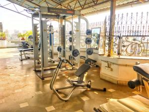 Fitness centrum a/nebo fitness zařízení v ubytování Ramee Guestline Hotel Juhu
