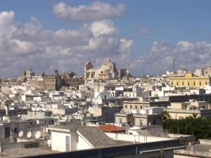 Nespecifikovaný výhled na destinaci Martina Franca nebo výhled na město při pohledu z hotelu