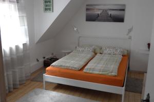a bed with an orange mattress in a room at Panorama-Rheinblick St. Goar in Sankt Goar