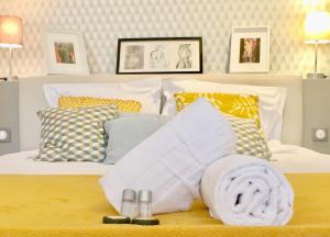 een bed met kussens en een handdoek erop bij Croix Rousse Prestige - Lyon Centre - Majord'Home in Lyon