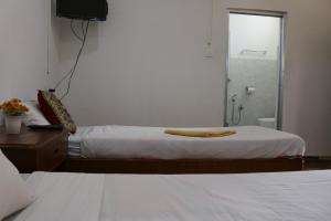 Una cama o camas en una habitación de Gurkha Lodge