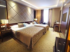A bed or beds in a room at The Parma Hotel Downtown