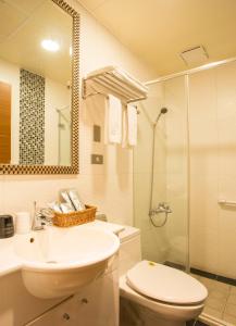 uma casa de banho com um lavatório, um WC e um chuveiro em Just Live Inn-Taipei Station em Taipei
