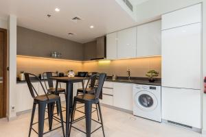 
A kitchen or kitchenette at 1 Bedroom Apartment in Dubai Marina by Deluxe Holiday Homes
