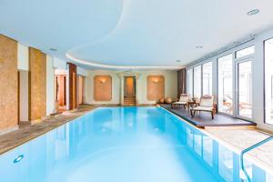 ein großer Pool in einem Zimmer mit Fenstern in der Unterkunft Hotel Noltmann-Peters in Bad Rothenfelde