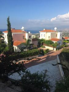 Apartment in Polis Neo Chorio في بوليس خريسوخوس: اطلالة على منزل به اشجار ومباني