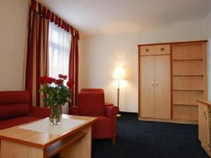 sala de estar con sofá rojo y silla en Alte Reichsbank, en Schweinfurt