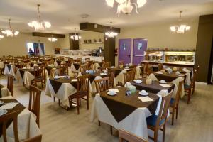 una sala da pranzo con tavoli e sedie di Mon Repos a Lido di Jesolo