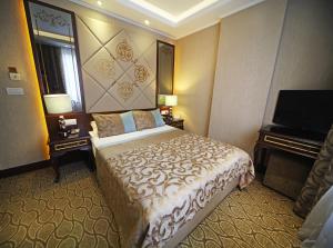 A bed or beds in a room at The Parma Hotel Downtown
