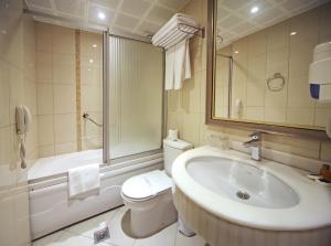 łazienka z umywalką, toaletą i wanną w obiekcie The Parma Hotel Downtown w Stambule