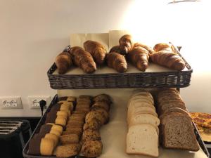 un mucchio di diversi tipi di pane e dolci di Guest House Ca' dell'Angelo a Venezia