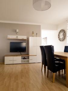 sala de estar con mesa de comedor y TV en Ferienwohnung Koller, en Wernberg