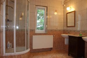 un bagno con doccia e lavandino di Dom Przy Plaży a Mielno Altre 4 foto
