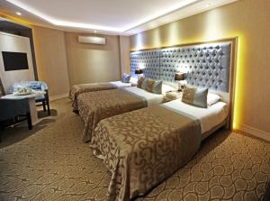 A bed or beds in a room at The Parma Hotel Downtown