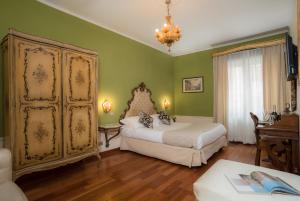 ローマにあるSotto La Cupolaの緑の壁のベッドルーム1室(ベッド2台付)