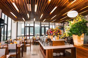MENTO HOTEL QUY NHƠN tesisinde bir restoran veya yemek mekanı