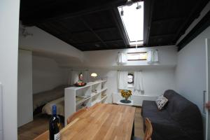 ein Wohnzimmer mit einem Tisch und einem Sofa in der Unterkunft studio Vincent van Gogh in Amsterdam