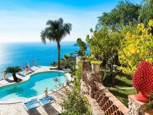 - une piscine avec l'océan en arrière-plan dans l'établissement Belvilla by OYO Villa with panoramic sea view pool, à Letojanni