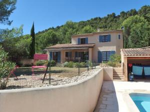 une villa avec une piscine et une maison dans l'établissement Modern villa in Beaumes De with heated private pool, à Beaumes-de-Venise