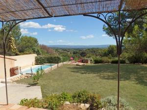 - une vue sur une cour avec une piscine dans l'établissement Modern villa in Beaumes De with heated private pool, à Beaumes-de-Venise